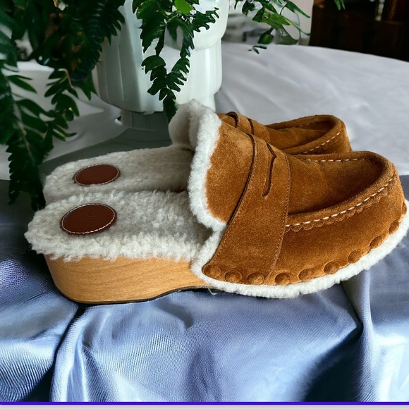 Chloe Shoes - Chloe Joy Wooden Clogs Suede Shearling Caramello